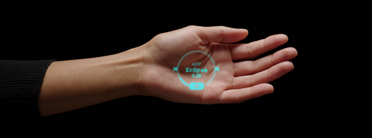 Humane AI Pin proyectando interfaz táctil en una mano